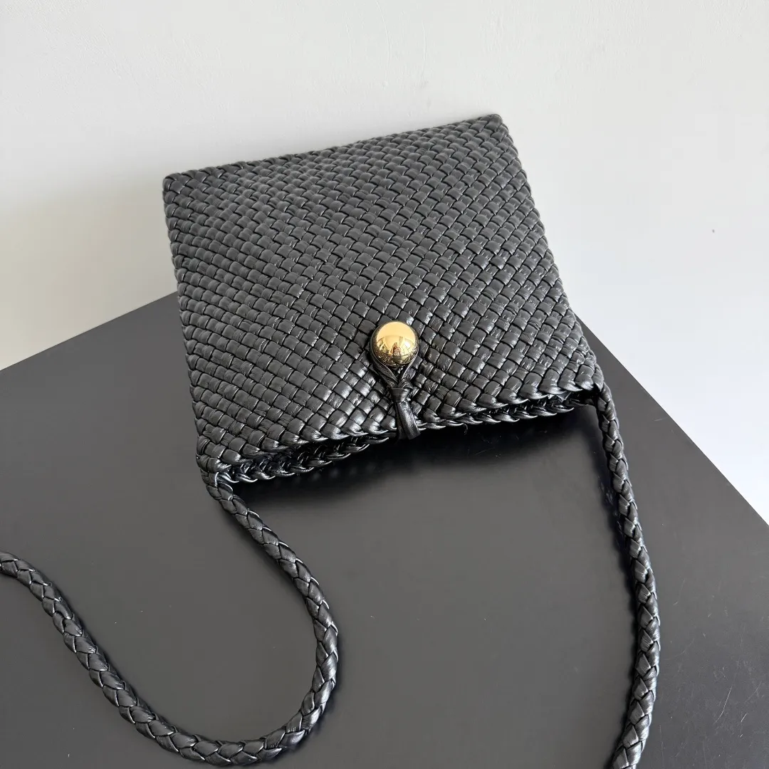 Batch 2480 Bottega Veneta's Tosca, made with exquisite intrecciato weaving technology, three-dimensional trapezoidal cut, neat lines outline a high-end box structure that never fades, giving the soft lambskin a unique silhouette ✨ Small gold balls are embellished to add a sense of fashion, and one leather strip is woven in one piece, simple and advanced. The capacity is suitable for daily life, lifting weight is light, and showing a calm aura in every step. The shoulder-carrying design is practical and carries a low-key taste and relaxed fashion. It is a treasure item that adds points to your outfit. If you know BV, don’t miss it ~ Tosca is your silent business card when traveling around the world. Style number: 777680 Size: 17*19.5*1cm